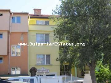 Продается небольшой семейный отель в центре квартала Сарафово, Бургас, Болгария.