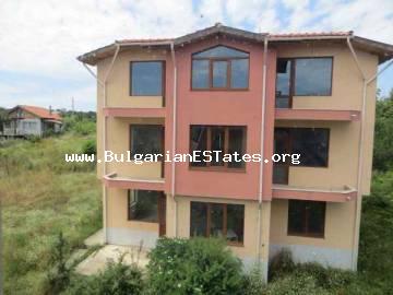Купить дом в Болгарии недорого - новый трехэтажный дом для продажи – семейный отель – в деревне Велика, в 3 км от курорта Лозенец и море.