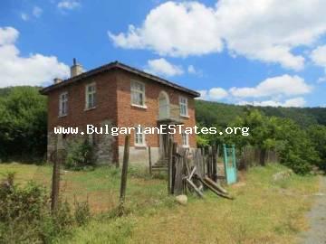 Дома в Болгарии на продажу - двухэтажный дом с восхитительным видом на горы Странджа в деревне Кости, в 25 км от морского побережья