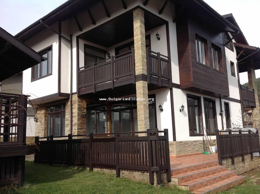 Новый роскошный трехэтажный дом на продажу в деревне Бродилово, всего в 12 км от морского берега в городе Царево, Болгария.