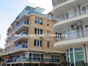 Отличное предложение: купить трехкомнатная квартиру в Болгарии у моря на первой линии в городе Царево, Болгария.