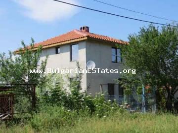 Выгодное предложение! Недорого продается новый большой дом в деревне Трастиково, всего в 15 км от Бургаса и моря.