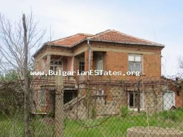 Продается недорогой дом в селе Момина Църква всего в 55 км от моря и города Бургас.