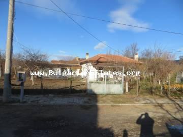 Продается одноэтажный отремонтированный дом в деревне Гилёвца, в 14 км от Солнечного берега и в 25 км от г. Бургас.