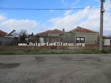 Продаются два дома в деревне Оризаре, всего в 14 км от Солнечного берега и моря и в 22 км от г. Бургас.