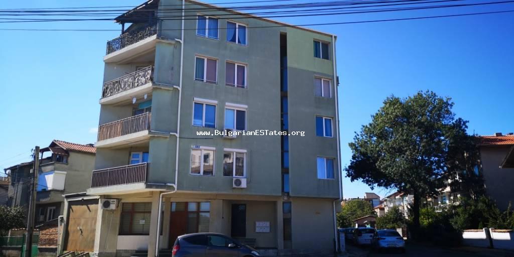 Продается большая трехкомнатная квартира в городе Бургас в микрорайоне Сарафово.