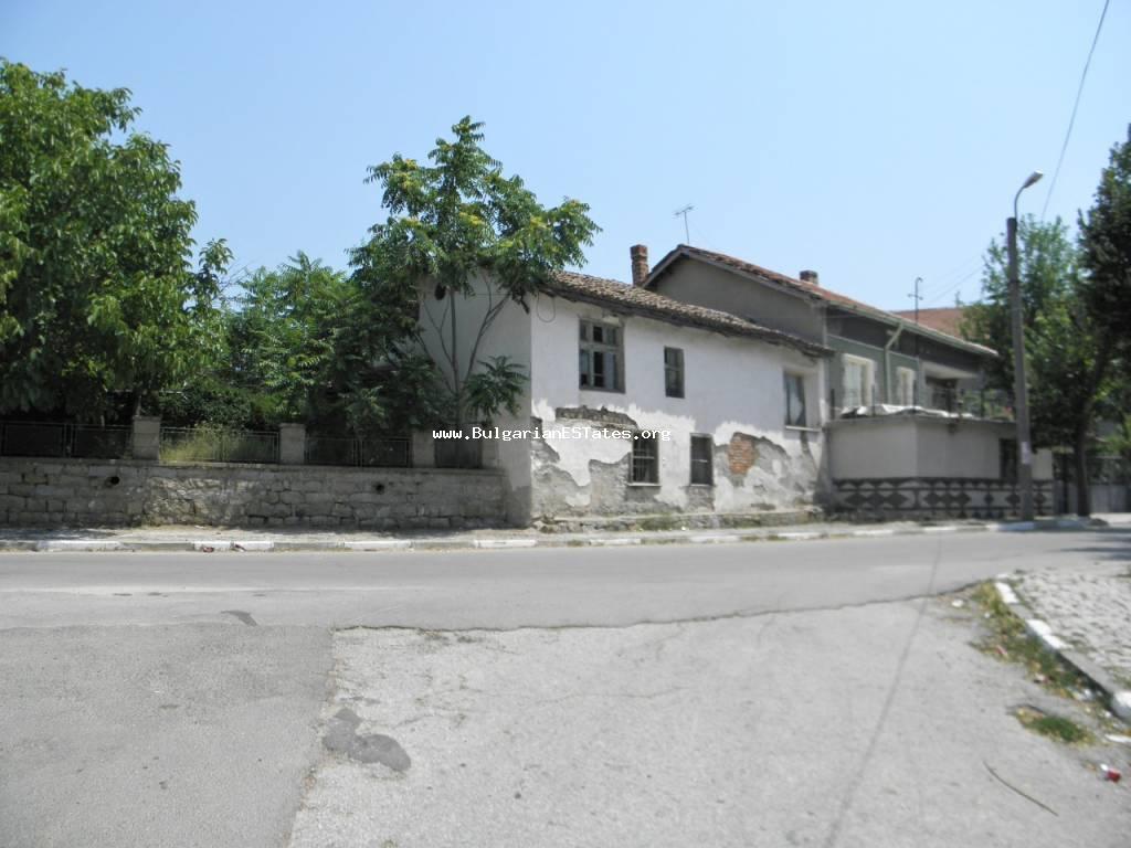 Недорого продается старый двухэтажный дом в деревне Гранитово, всего в 11 км от города Элхово и в 15 км от пункта пересечения границы с Турцией.