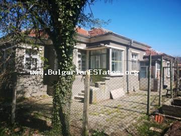 Продается дом в селе Лозарево, в 70 км от города Бургас, в 20 км от Камчинской плотины с прекрасным видом на Балканские горы.