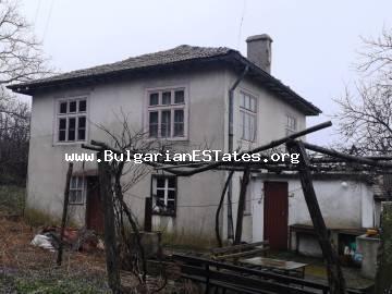 Недорого продается двухэтажный дом с прекрасным видом на село Былгари, горная местность Странджа планина, в 18 км от города Царево и моря.