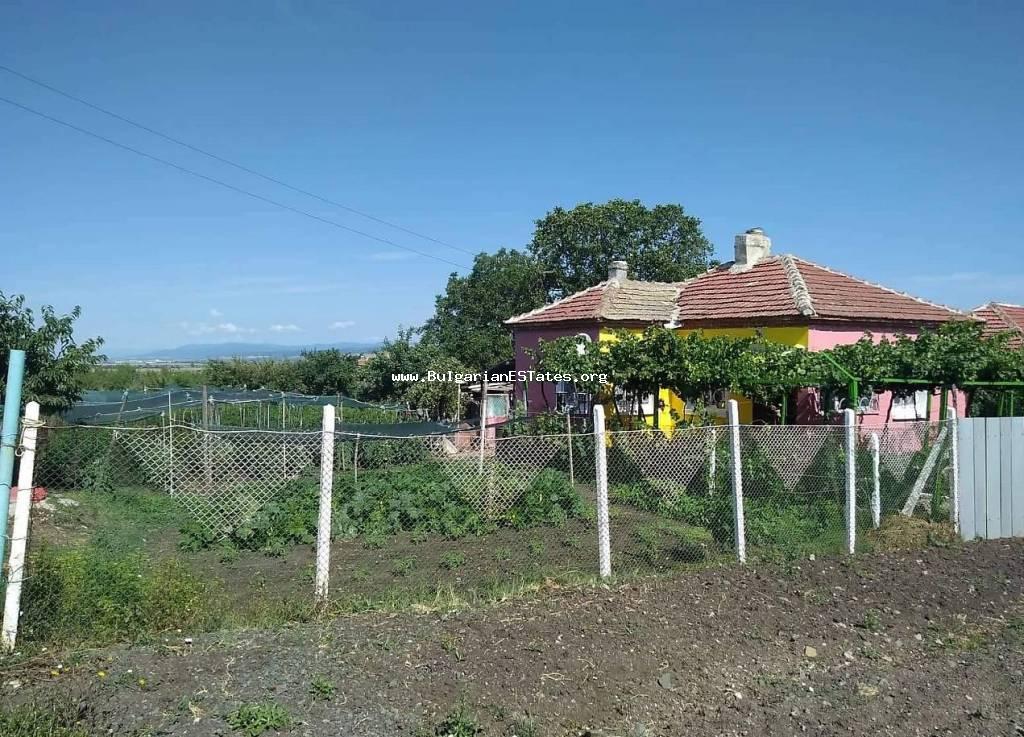Продается дом в селе Крумово градище, в 55 км от г. Бургас и моря.