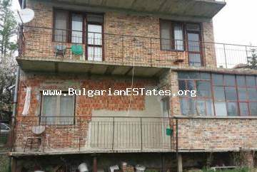 Предлагаем на продажу трехэтажный дом в деревне Лака, всего в 14 км от города Бургас и в 10 км от моря.