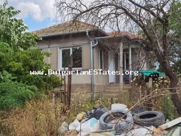Частично отремонтированный двухэтажный дом на продажу в деревне Аспарухово, всего в 27 км от города Бургаса и моря.