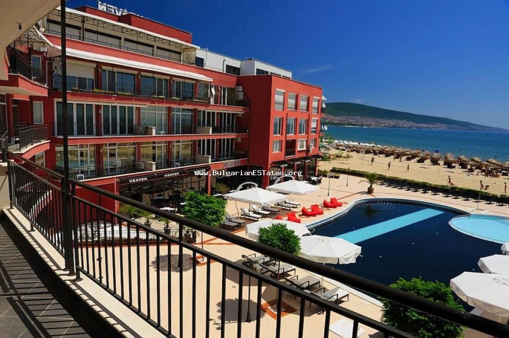 Продается полностью меблированная двухкомнатная квартира в элитном апарт-отеле "Haven", который расположен на первой линии моря, рядом с пляжем на курорте Солнечный берег
