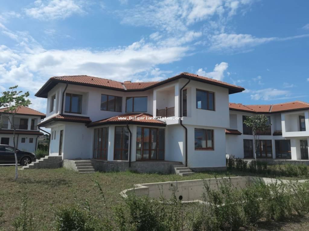 Четырехкомнатный дом в закрытом комплексе в 3 км от города Ахелой, в 25 км от города Бургас, в 12 км от Солнечного Берега.