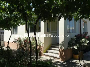 По очень выгодной цене продается дом с большим ухоженным двором в селе Каменар, в 6 км от Поморие и моря, область Бургас.