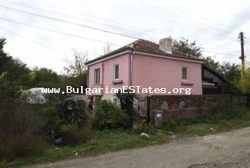 Продается двухуровневый дом для проживания круглый год в селе Дюлево, в 25 км от города Бургас и моря.