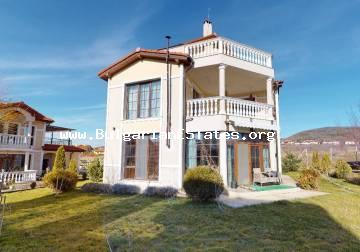 Продается новый трехэтажный дом с видом на море в селе Кошарица, всего в 2 км от Солнечного берега и моря.