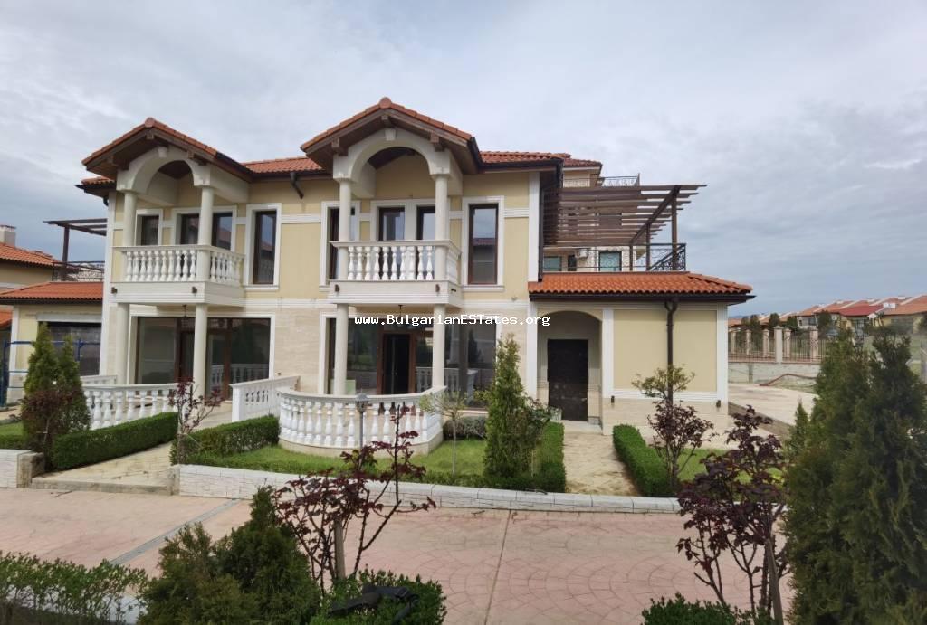 Предлагаем к продаже элитный дом, расположенный в комплексе ”House Garden", поселок Чолакова Чешма, Кошарица, в 4 км от Солнечного берега и моря.