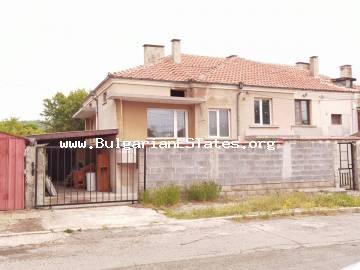 Предлагаем на продажу дом в городке КАБЛЕШКОВО, всего в 8 км от моря и в 20 км от областного города Бургас.