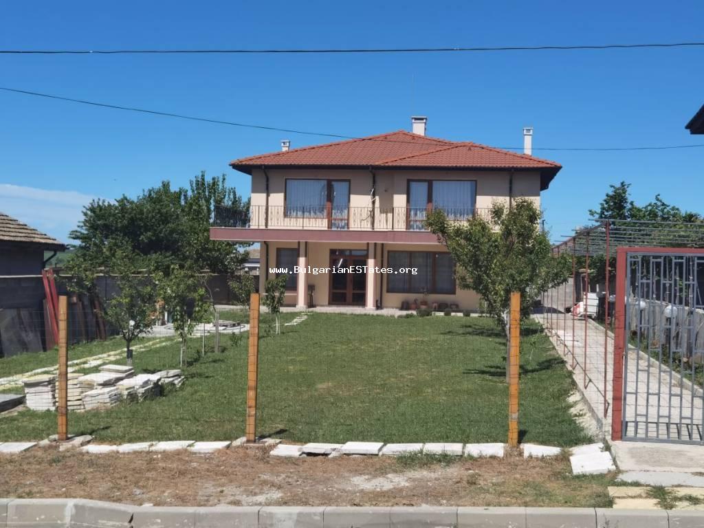 Прекрасный двухэтажный семейный дом с двором и приятным видом на продажу в деревне Веселие, всего в 15 от моря.