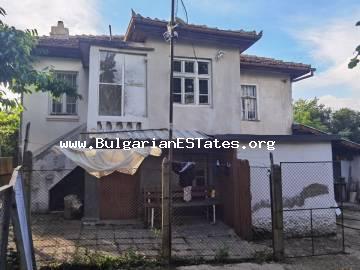 Дом на продажу в Болгарии! Выгодно продается массивный двухэтажный дом в селе Дюлево, всего в 25 км от города Бургас и моря.