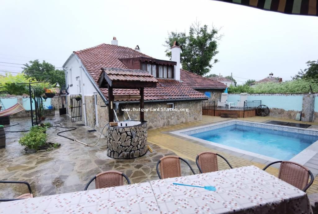 Продается отремонтированный двухэтажный дом, отдельный гостевой дом с одной спальней и бассейном в деревне Оризаре, всего в 14 км от Солнечного Берега и моря.