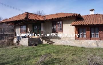 Дом на продажу в Болгарии. Выгодно продается частично отремонтированный одноэтажный дом с большим двором в селе Везенково, в 90 км от Бургаса, недалеко от реки Луда Камчия.