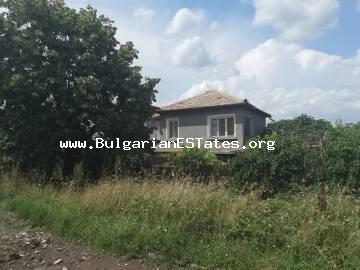 Недвижимость на продажу в Болгарии. Продается двухэтажный дом в селе Войника, всего в 60 км от города Бургас и в 30 км от города Средец и в 30 км от города Ямбол.