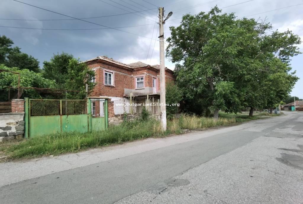 Дом на продажу в Болгарии. Купите двухэтажный дом в деревне Зорница, всего в 50 км от города Бургас и в 20 км от города Средец.