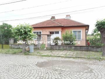 Недвижимость в Болгарии на продажу. Продаются два отремонтированных дома в живописном селе Дюлево, всего в 25 км от моря и города Бургаса, Болгария!