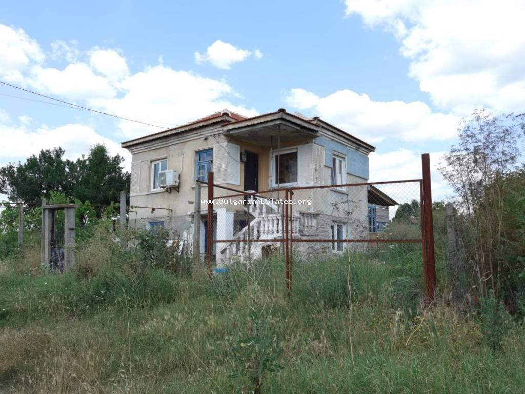 Продается частично отремонтированный дом с большим двором и прекрасным видом в деревне Загорци, всего в 40 км от города Бургас и моря, в 10 км от города Средец, Болгария.