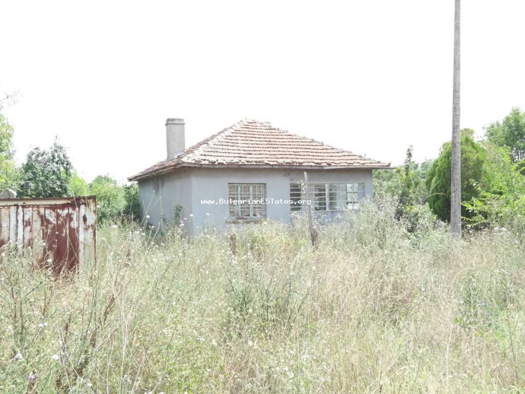 Купите дешевый старый дом с большим двором в деревне Загорци, всего в 40 км от города Бургас и моря, в 10 км от города Средец, Болгария.