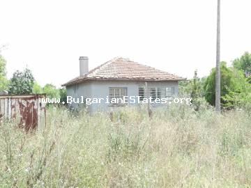 Купите дешевый старый дом с большим двором в деревне Загорци, всего в 40 км от города Бургас и моря, в 10 км от города Средец, Болгария.