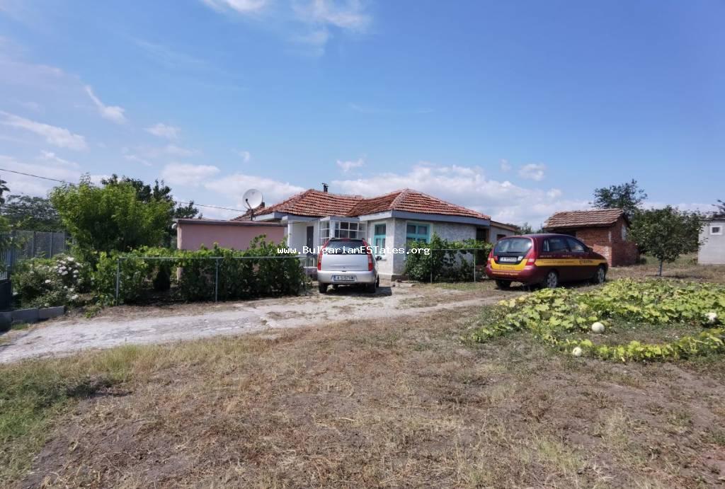 Продается старый дом с частичным ремонтом в деревне Дебелт, всего в 15 км от города Бургас и моря, Болгария.