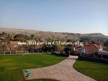 Продается новый двухэтажный дом с бассейном и большим двором в экологически чистом районе, всего в 3 км от города Айтос, в 35 км от города Бургас и моря!!!