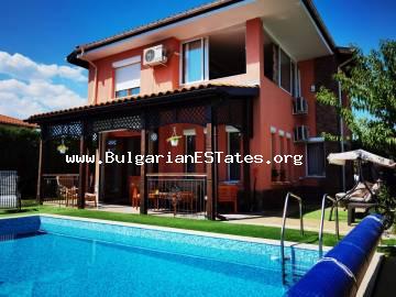 Новый роскошный дом с бассейном на продажу в селе Гюлёвца, всего в 12 км от курорта Солнечный берег и моря. Купите дом в Болгарии.