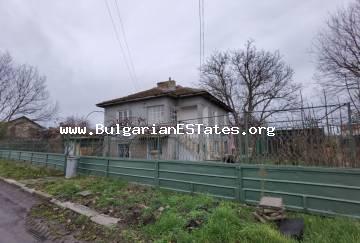 Продается массивный двухэтажный дом с большим двором в деревне Ливада, всего в 20 км от города Бургас и моря. Недвижимость в Болгарии!!!