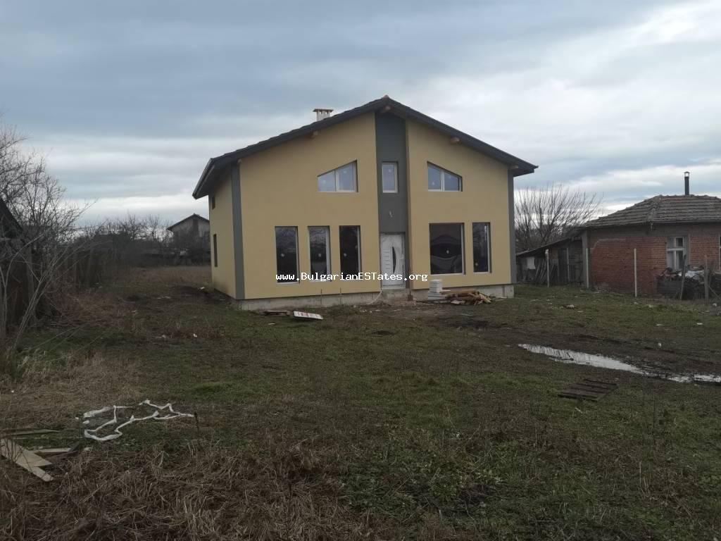 Продается новый дом в селе Дюлево, всего в 25 км от города Бургас, и в 5 км от города Средец, Болгария.