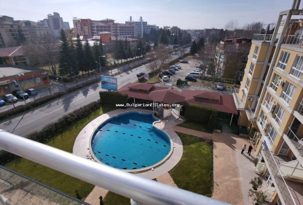 Продажа просторной двухкомнатной квартиры с большой панорамной террасой в комплексе закрытого типа "Флорес Парк", всего в 400 м от пляжа и в 500 м от центра. Купить квартиру в Болгарии.