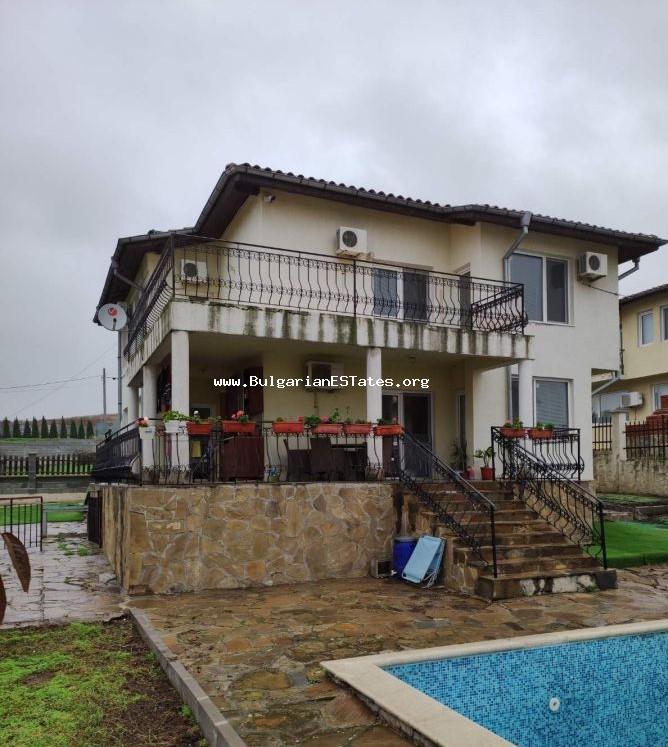 Купите новый двухэтажный дом с бассейном в деревне Лыка, в 13 км от Бургаса и в 10 км от Поморья.