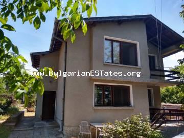 Мы предлагаем на продажу отличный двухэтажный дом в деревне Стефан Караджово, в 65 км от города Бургас, в 30 минутах езды от города на машине, есть отличная дорога, в 15 минутах от города Елхово, в 25 минутах от города Ямбол.