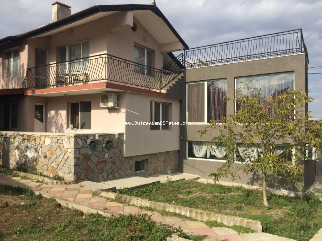 Продается массивный отремонтированный дом в деревне Твардица, всего в 9 км от моря и города Бургас, и в 3 км от водохранилища "Мандра", Болгария.
