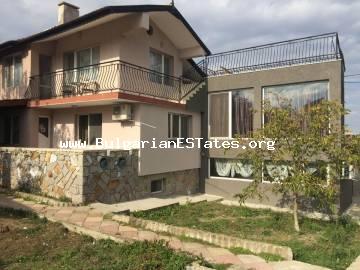 Продается массивный отремонтированный дом в деревне Твардица, всего в 9 км от моря и города Бургас, и в 3 км от водохранилища "Мандра", Болгария.