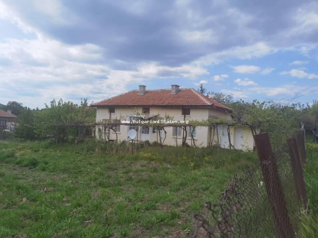 Продается старый дом с большим двором в городе Былгарово, всего в 18 км от Бургаса и моря. Купите дом в городе Былгарово, в 18 км от моря и Бургаса, Болгария!