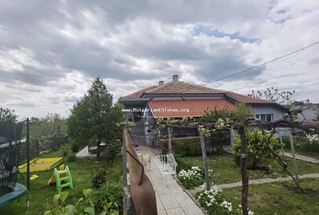 Продается отремонтированный дом в 25 км от Бургаса, в 10 км от городка Айтос в деревне Винарско, Бургасская область, муниципалитет Камено, Болгария.