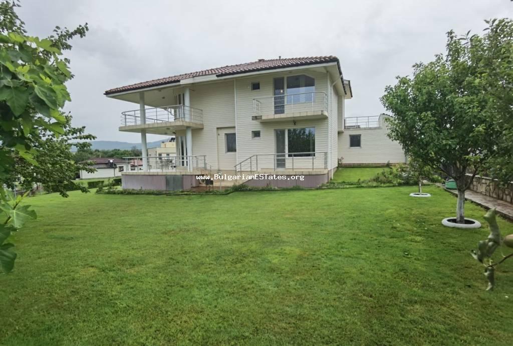 Продается новый роскошный дом в селе Равадиново, всего в 5 км от города Созополь и моря, в 30 км от города Бургас, Болгария.