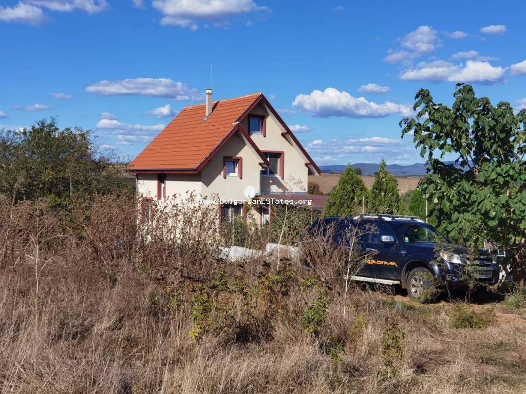 Продается новый, меблированный двухэтажный дом в деревне Медово, всего в 14 км от Солнечного берега и моря, в 27 км от города Бургас, Болгария!!!