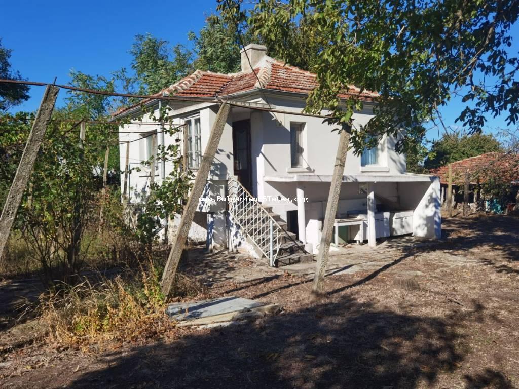 Дом с большим двором на продажу в селе Ливада, всего в 20 км от моря и города Бургас, Болгария!!!