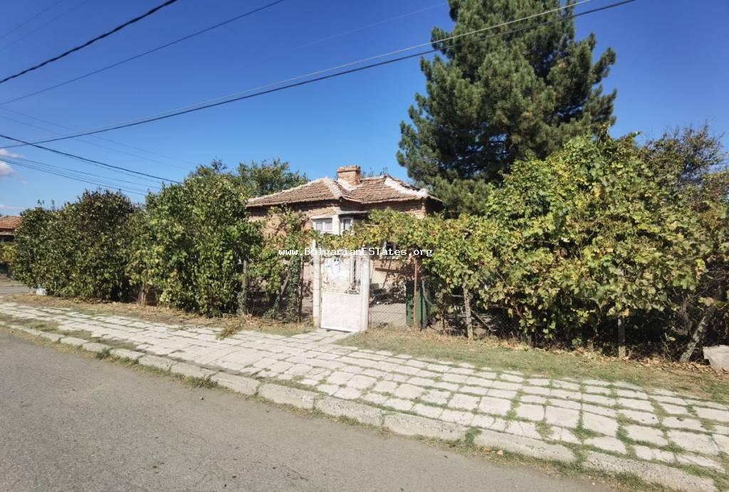 Дом на продажу в селе Оризаре, в 14 км от Солнечного Берега и моря и в 32 км от города Бургас, Болгария.