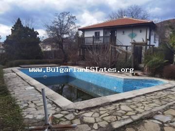 Отремонтированный дом с бассейн на продажу, всего в 18 км от города Бургас и моря в Болгарии!!!